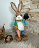 Slamený zajačik s mrkvou a lopatou 40 cm