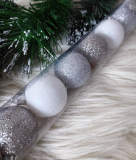 Bielo strieborné vianočné gule 9 ks 4 cm