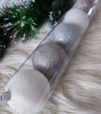 Trblietavé strieborné a biele vianočné gule 6 ks 6 cm