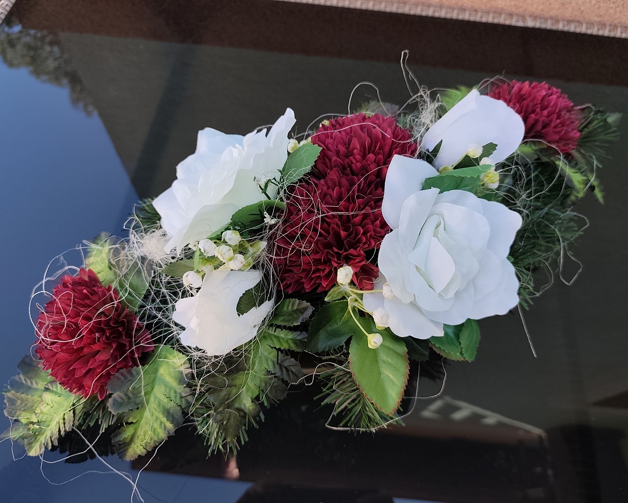 Ikebana na hroby chryzantémy
