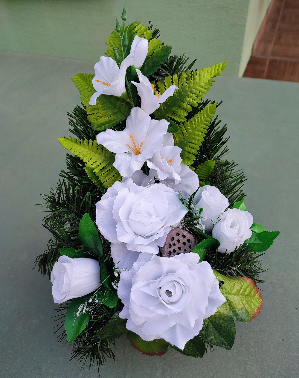 Biela ikebana na hroby 40 cm