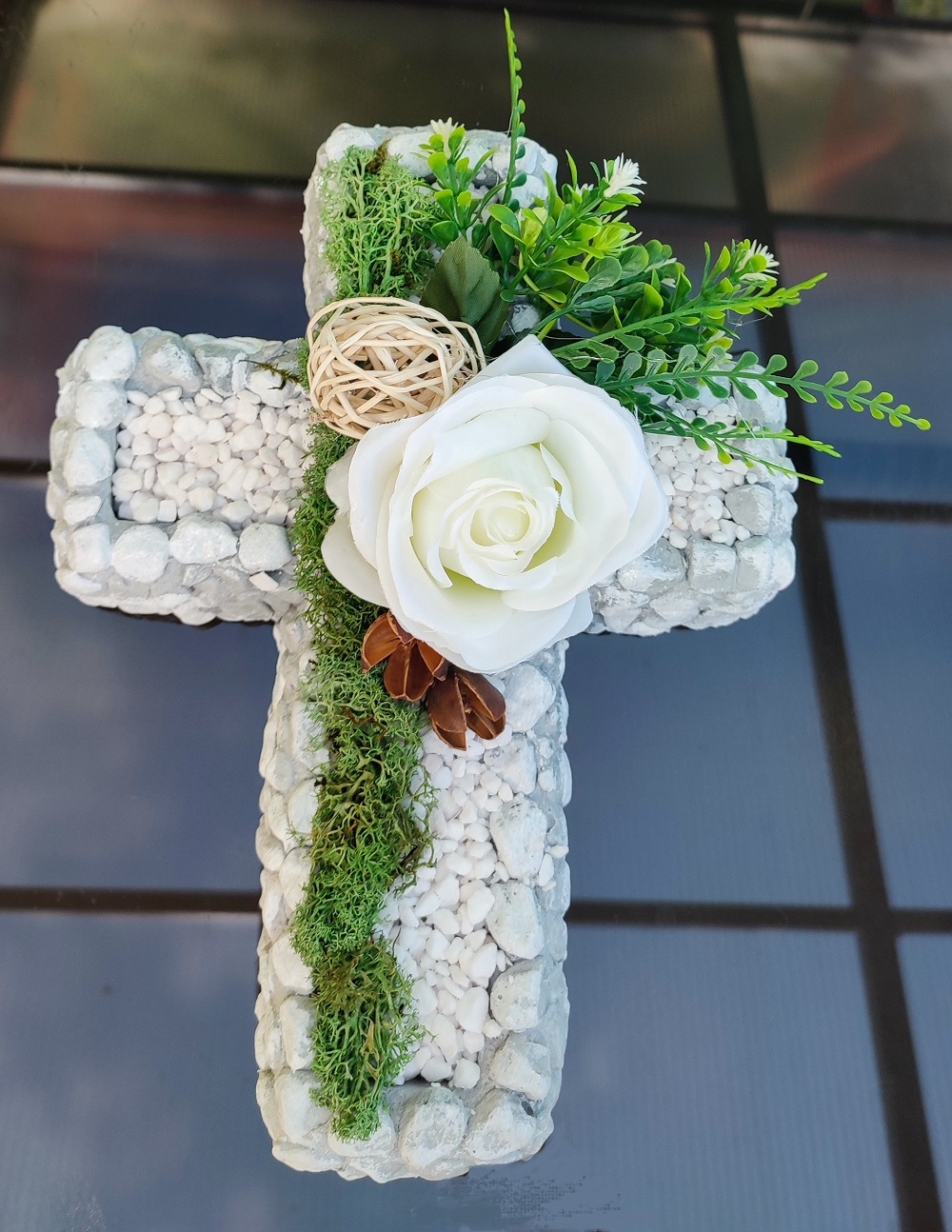 Urnový aranžmán kríž