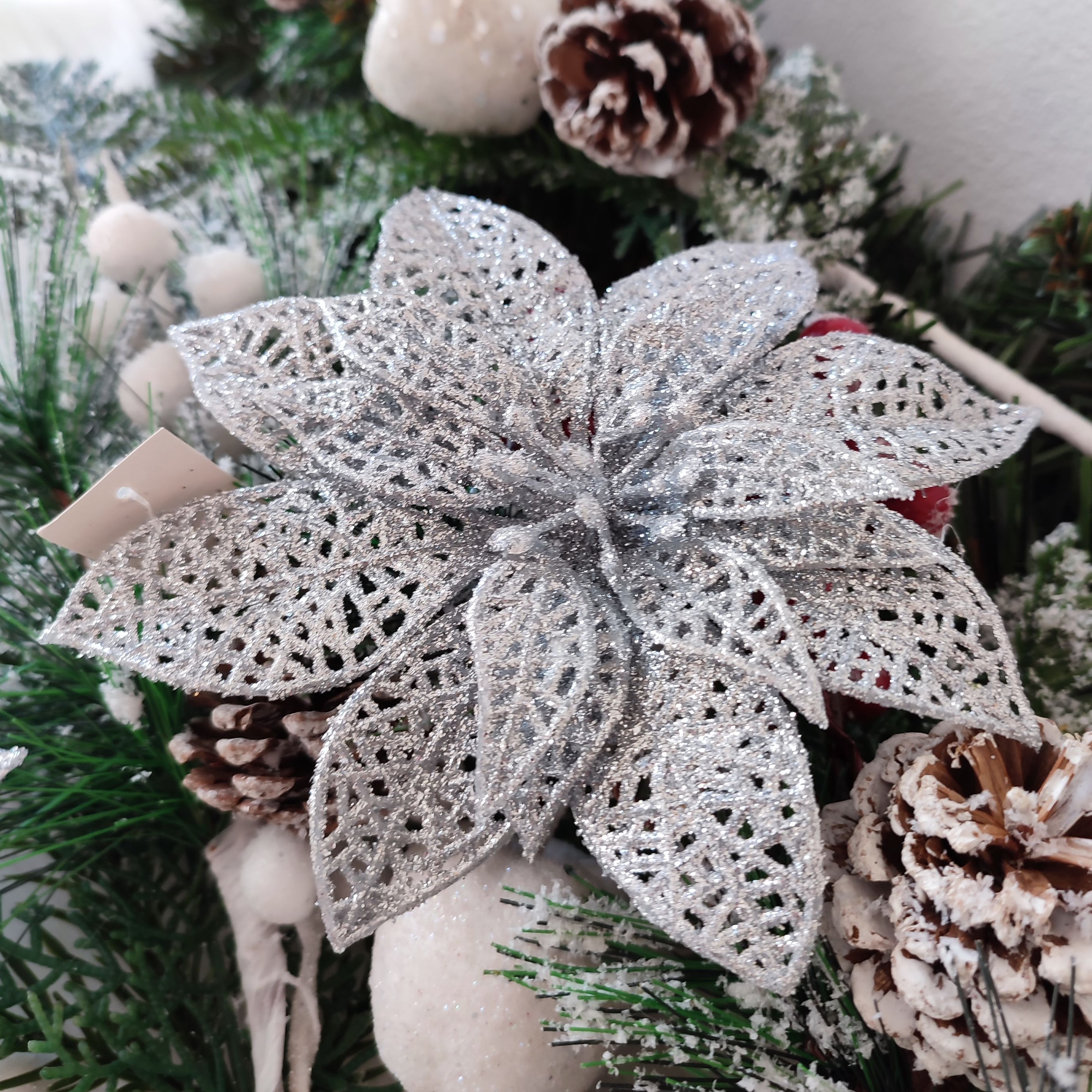 Vianočná ruža poinsetia strieborná 15 cm