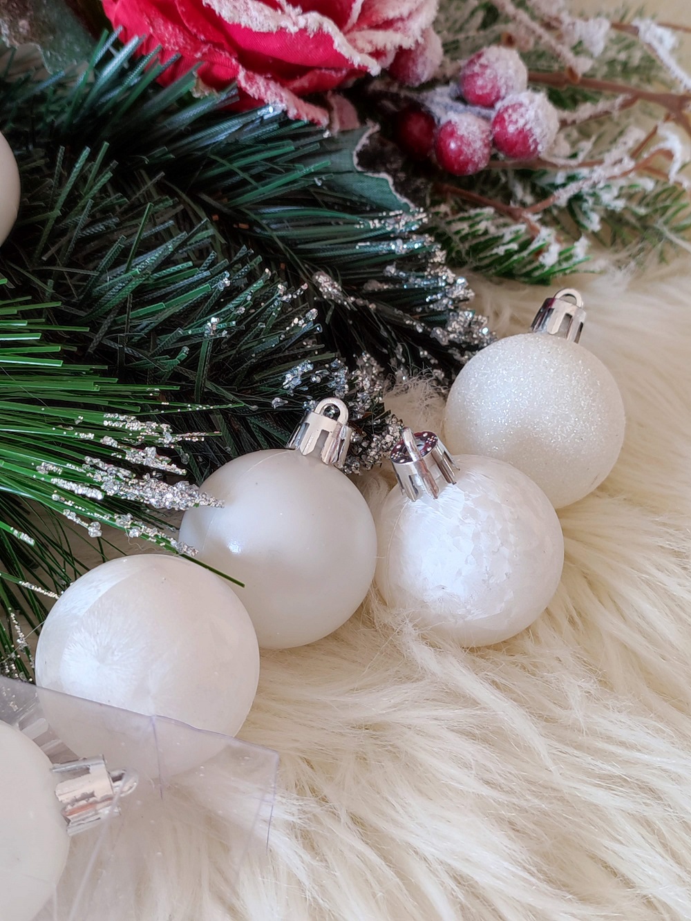 AKCIA: Biele vianočné gule tri druhy 4 cm 12 ks len za 2,00 €