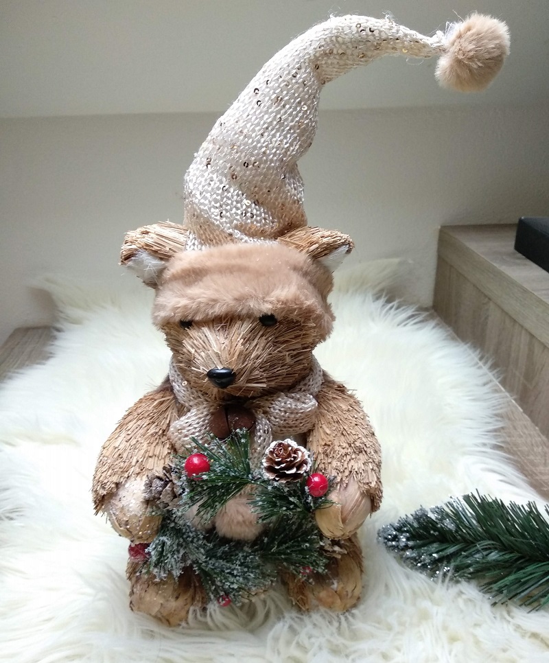Vianočná dekorácia slamený macko s čiapkou 40 cm