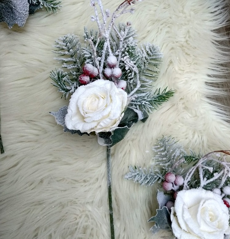 Vianočný zápich biela ruža s prízdobou 38 cm