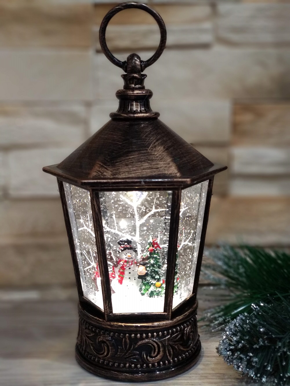 Vianočný lampáš hrajúci snežiaci LED USB 22 cm