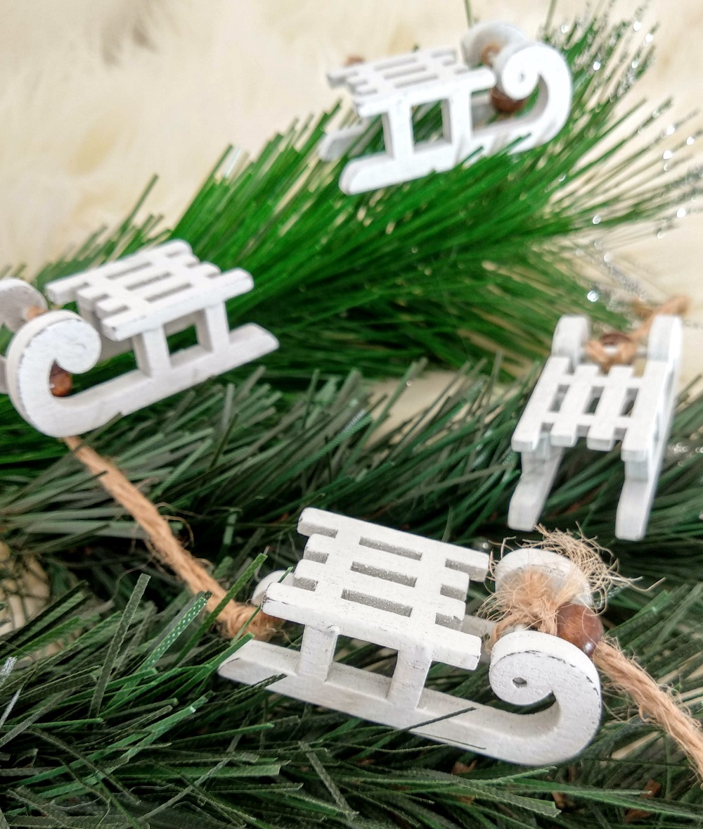 Biele drevené sánky na vianočný stromček 4 ks 