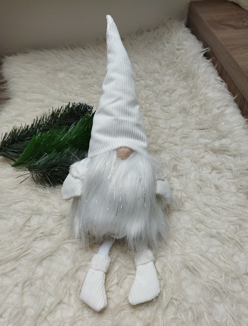 Vianočná dekorácia biely zimný škriatok sediaci 42 cm