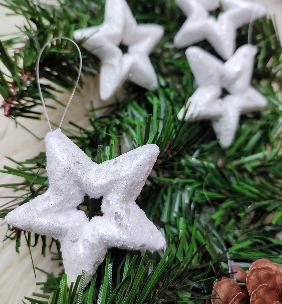 Biele trblietavé vianočné hviezdičky 5,5 cm 6 ks