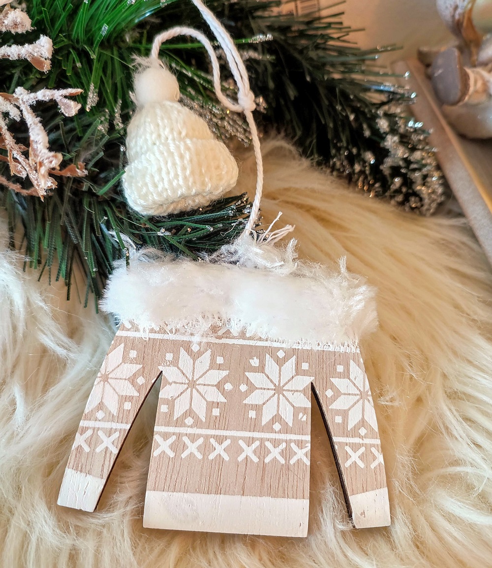 Vianočná drevená dekorácia sveter s čiapkou