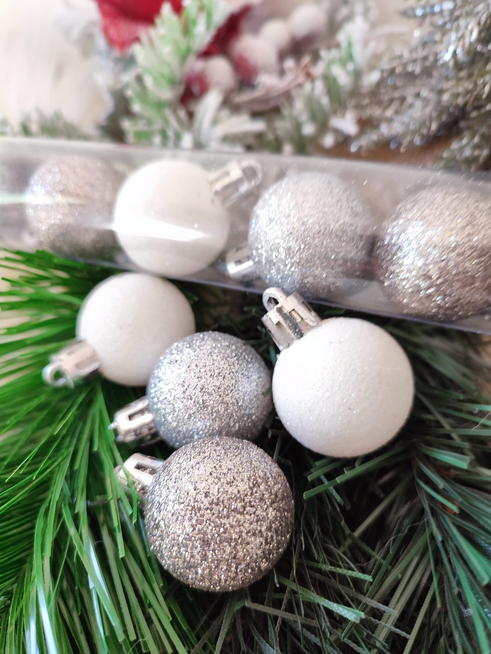Vianočné guličky bielo strieborné 11 ks 3 cm