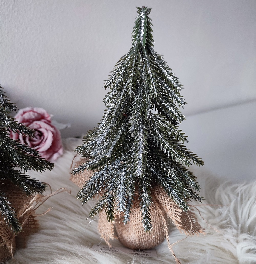 Vianočná dekorácia stromček v jute 19 cm