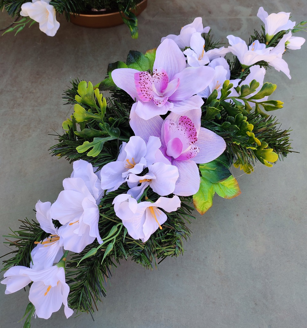 Smútočná ikebana s orchideou