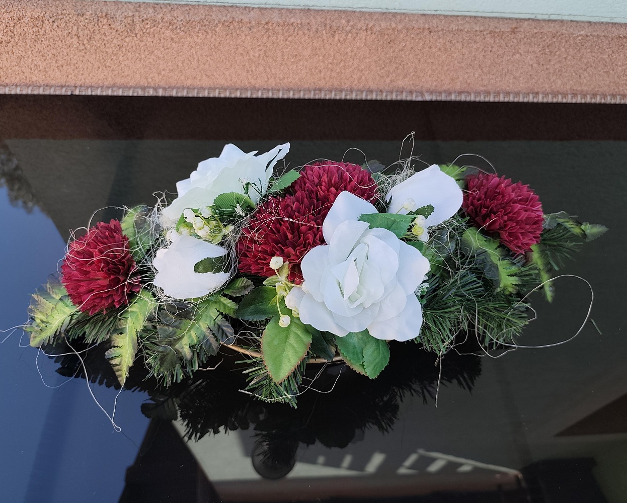 Ikebana na hroby chryzantémy