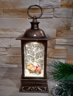 Svietiaci hrajúci snežiaci vianočný lampáš Mikuláš 23 cm