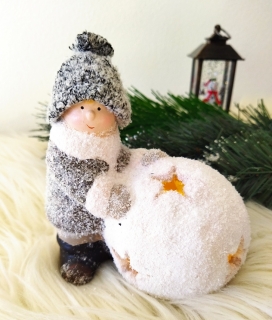 Vianočná dekorácia chlapec so snehovou LED guľou 13 cm