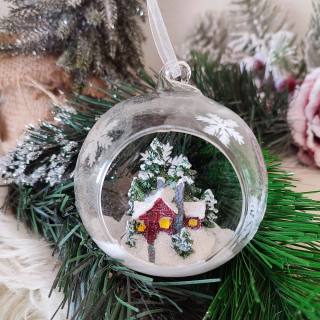 Sklenená vianočná guľa chalúpka 8 cm